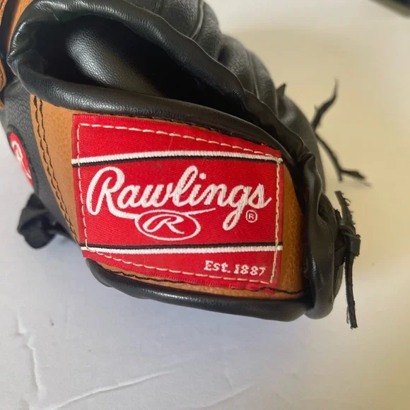 Rawlings PL100TB 10 inch right handed kids glove with 3 T-ball baseballs - Picture 3 of 9